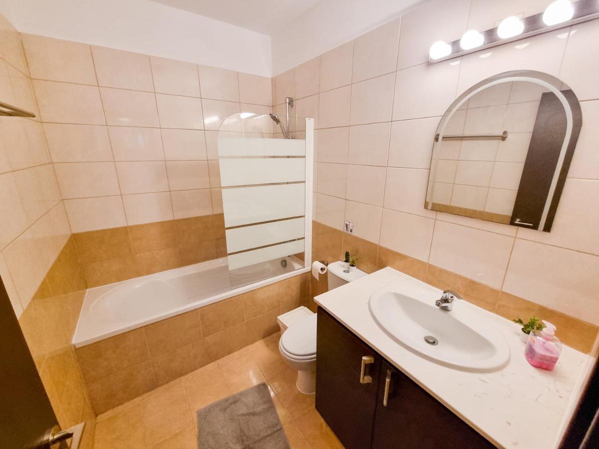 Light House Apartment Larnaca Esterno foto